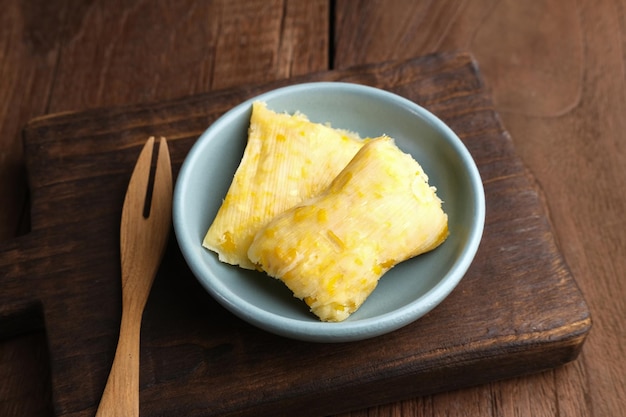 Lepet Jagung es un aperitivo tradicional de Indonesia de Java Central Indonesia hecho de maíz