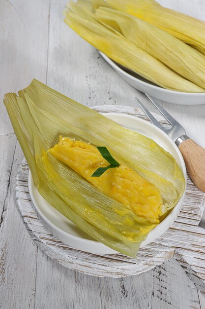 Lepet Jagung es un pastel tradicional indonesio hecho de maíz y envuelto en hojas de maíz.