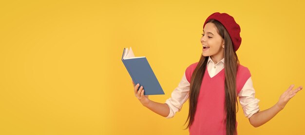 Lernen Literatur Bildung glückliche französische Teenager-Mädchen halten Notizbuch Kindheit Glück Banner