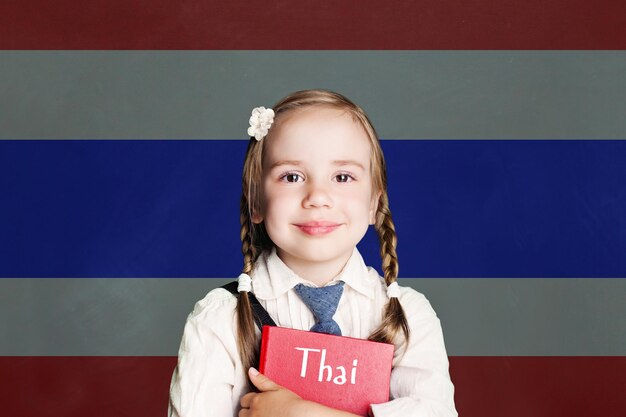 Lernen Sie die thailändische Sprache Thailand Konzept mit Kind kleines Mädchen Schüler mit rotem Buch