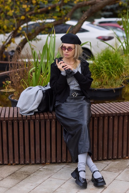 Lernen Sie, einen stilvollen Urban Fashion-Look mit einem edgy Lederrock zu schaffen, der Selbstvertrauen zeigt