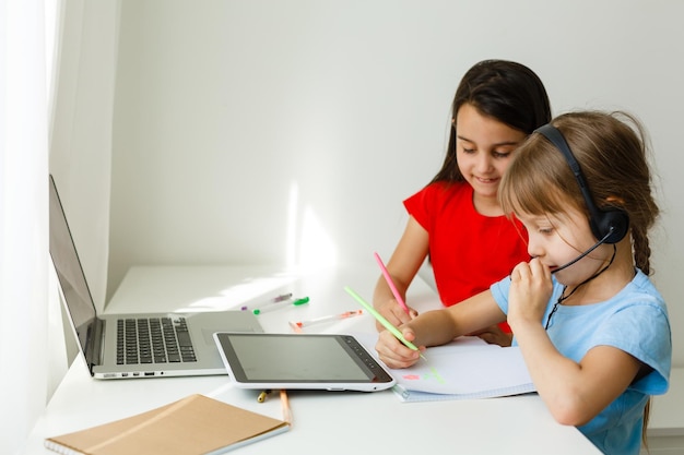 Lernen von zu Hause, Homeschool-Kinderkonzept. Kleine Kinder lernen Online-Lernen von zu Hause aus mit Laptop. Quarantäne- und Social Distancing-Konzept.