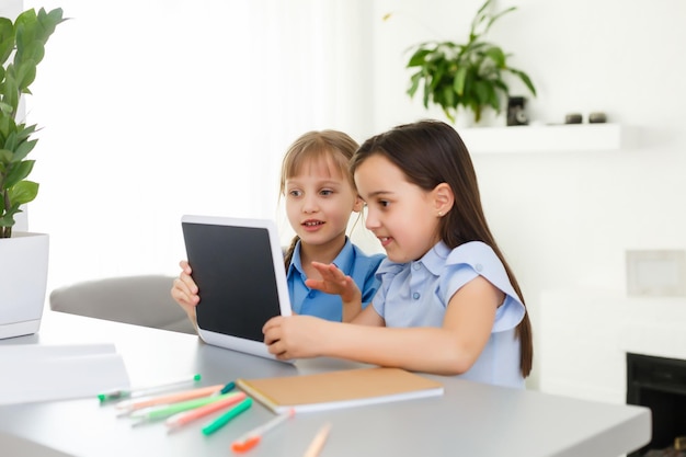 Lernen von zu Hause, Homeschool-Kinderkonzept. Kleine Kinder lernen Online-Lernen von zu Hause aus mit Laptop. Quarantäne- und Social Distancing-Konzept.