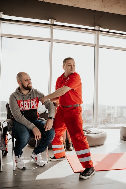 lernen, wie man ein Leben rettet, wenn eine Person verletzt oder bewusstlos im Sitzen erstickt ist