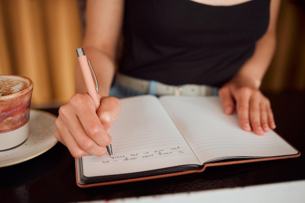 Lernende Frau, die in Notizbüchern schreibt Universitätsstudent, der in Bibliothek und Bildung auf Papier im Klassenzimmer studiert Kreativer Student mit Büchern in der College-Planungsidee für Stipendien und Kurse