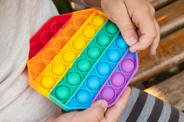 Lernspiel für Kinder einfaches sensorisches Grübchen-Spielzeug in der Hand