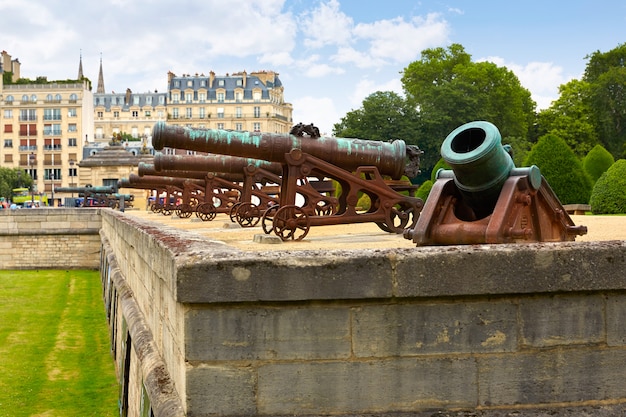 Les Invalides Fassade Kanonen in Paris Frankreich