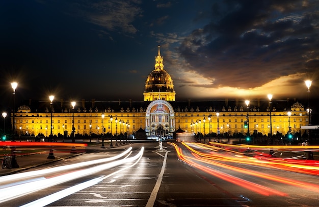 Les Invalides in Paris mit Abendbeleuchtung, Frankreich