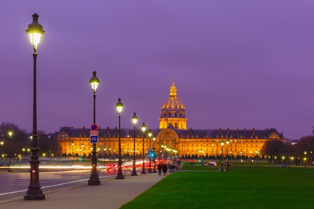 Les Invalides na iluminação noturna em Paris, França