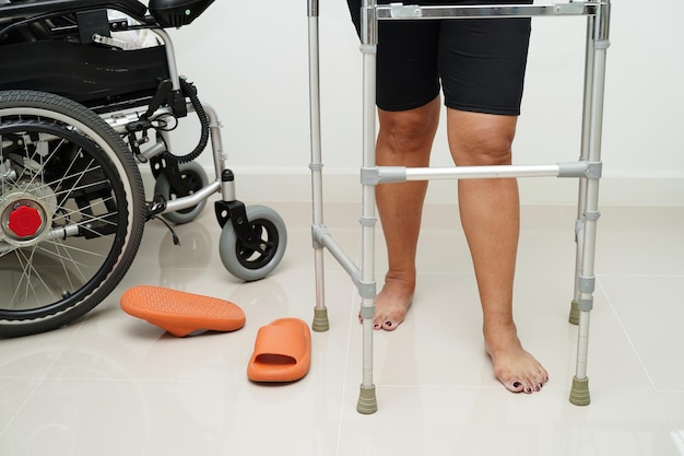 Lesão de mulher asiática por cair em superfícies escorregadias com andador em casa