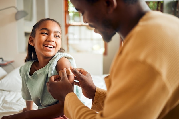 Lesão do pai e bandagem de braço para menina após acidente no quarto Família negra de primeiros socorros e homem aplicam curativo ou gesso na ferida de criança ferida ou ferida para recuperação de bem-estar e cuidados de saúde