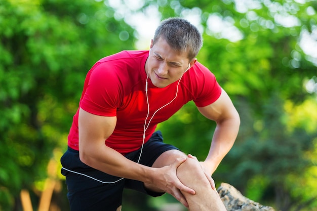 Foto lesão muscular. homem com entorse nos músculos da coxa.