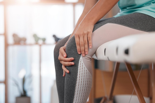 Foto lesão por dor no joelho e pessoa no quiroprático para fisioterapia de saúde e ajuda na reabilitação acidente muscular e atleta no médico ou fisioterapeuta para consulta na perna