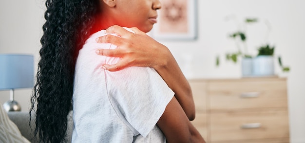 Lesão por dor no ombro e saúde da mulher negra e problema médico de emergência com acidente e sobreposição vermelha Inflamação de saúde ortopédica e estresse de tensão muscular na articulação e na pessoa ferida