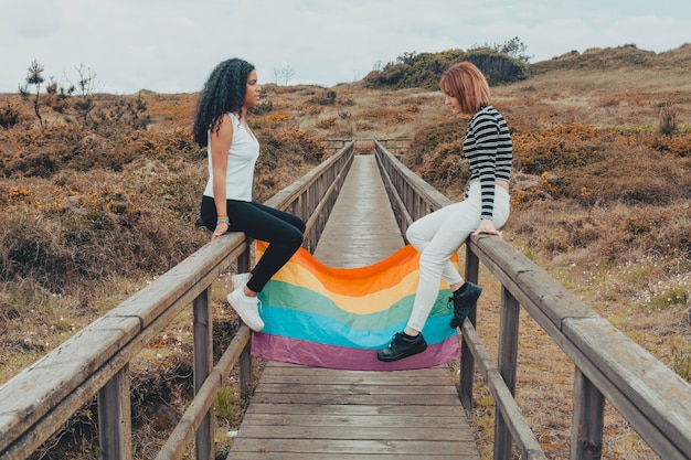 Lesben, die Regenbogenflagge halten