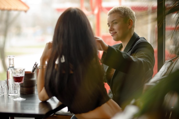 Lesbisches Paar bei einem Date in einem Restaurant, das Wein trinkt