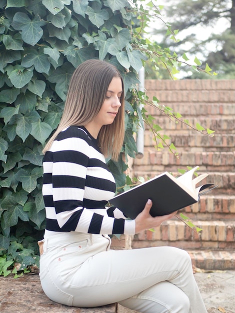 Lesebuch der jungen Studentin nahe Efeu