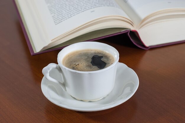 Lesen in einer Buchhandlung oder einem Café