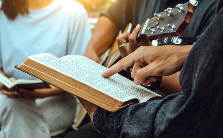 Foto lesen sie die bibel und verehren sie gott