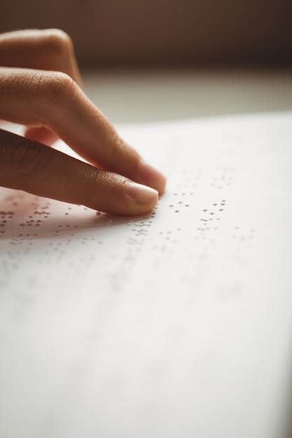 Foto lesen sie die braillezeile mit den händen