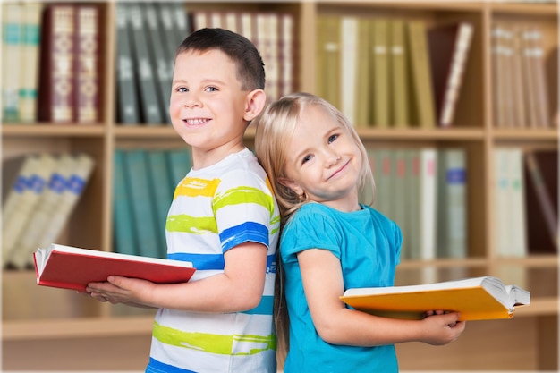 Lesen von Kinderbüchern, kleine Jungen, kleine Mädchen, Nachkommen zurück in die Schule.