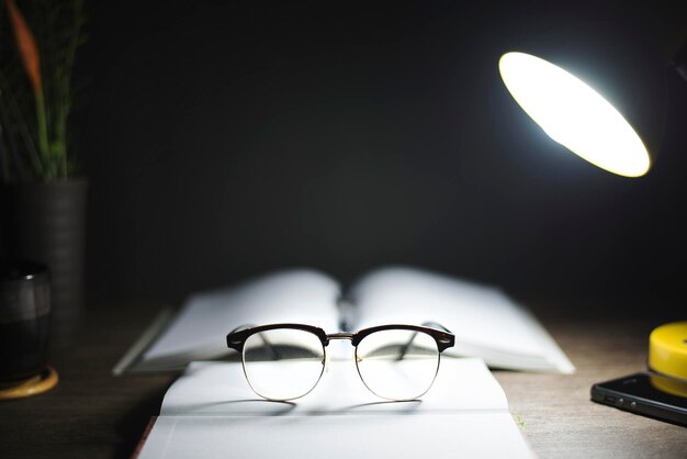 Lesetisch in der Nacht Mit Büchern Gläsern Lampen Konzentrieren Sie sich auf Gläser Bildungskonzept