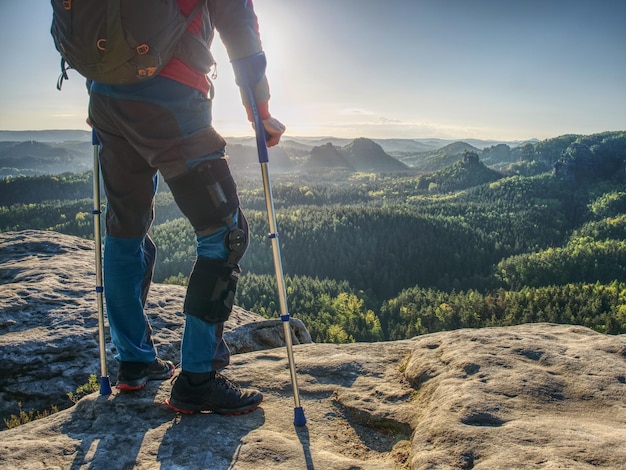 Foto lesión en la articulación de la rodilla durante la caminata turista que sufre de dolor en la rodilla en la caminata por la montaña