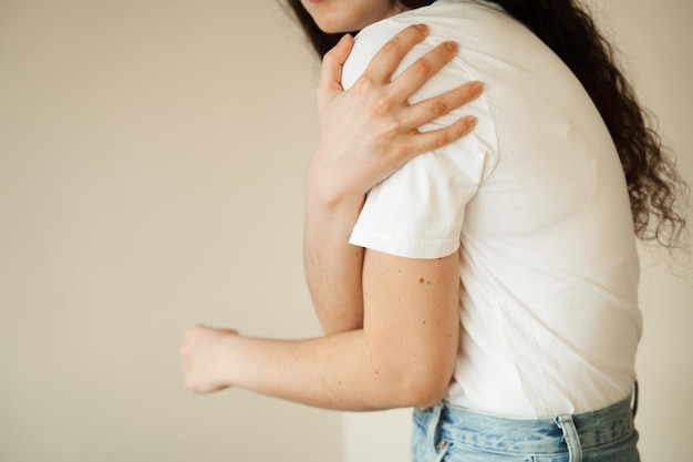 Foto lesión en el hombro hermosa niña con dolor y hematoma en el brazo debido a un accidente traumatología