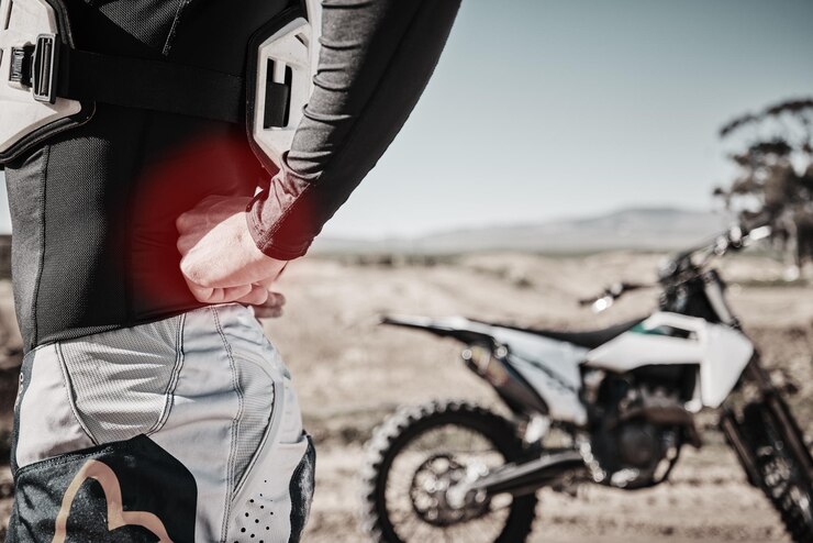 Foto lesión por inflamación y hombre con dolor de espalda mientras viaja en bicicleta con accidente y tensión corporal músculo cansado y ciclista que sufre de una condición física dolorosa mientras viaja por el campo