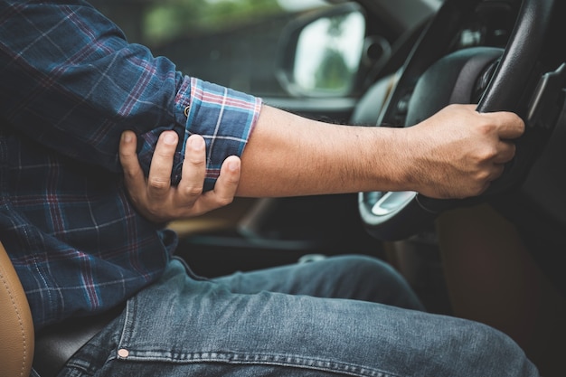 Lesión o hombre cansado por conducir