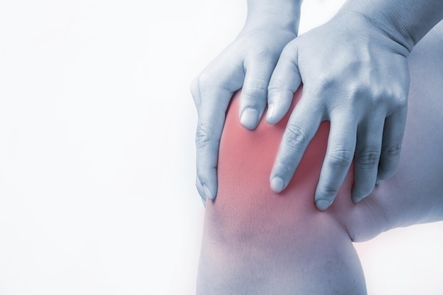 lesión en la rodilla en humanos dolor en la rodilla dolores en las articulaciones personas médicas mono tono resaltado en la rodilla