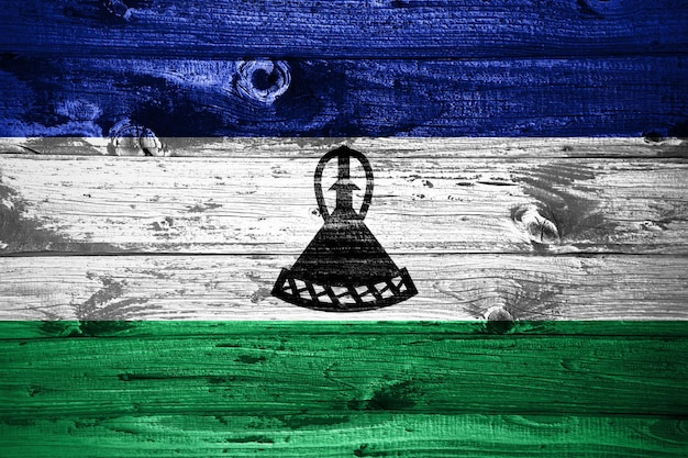 Lesotho-Flagge auf Holzbohlen Hintergrund Holzfahne