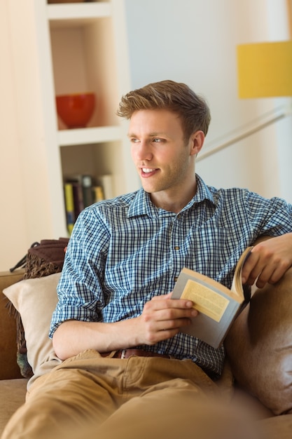 Lesung des jungen Mannes auf seiner Couch