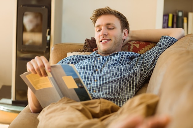 Lesung des jungen Mannes auf seiner Couch