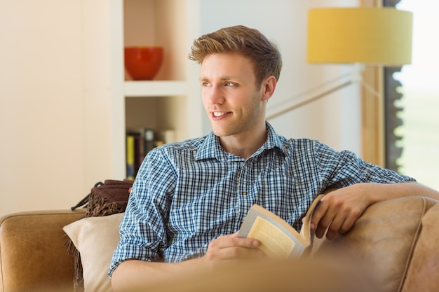 Lesung des jungen Mannes auf seiner Couch