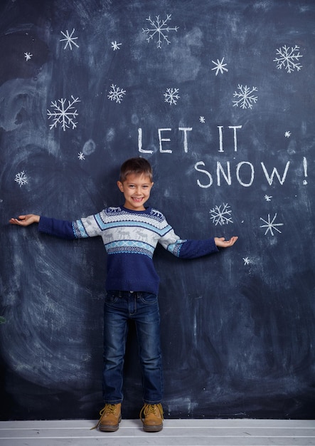 Let It is Snow Boy com neve pintada em estúdio