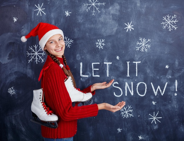 Let it is snow girl with santa hat com neve pintada em estúdio