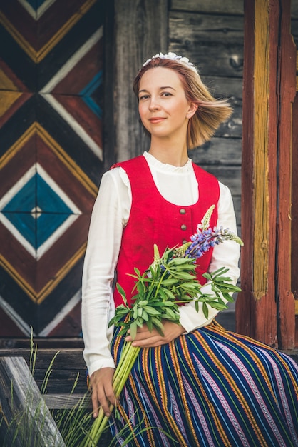 Letão mulher em roupas tradicionais