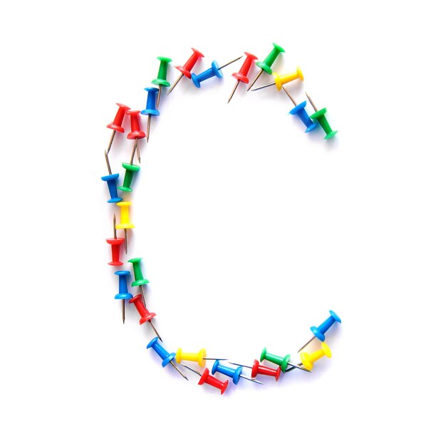 Letra C del alfabeto inglés de botones de oficina de papelería multicolor, aislar sobre fondo blanco.
