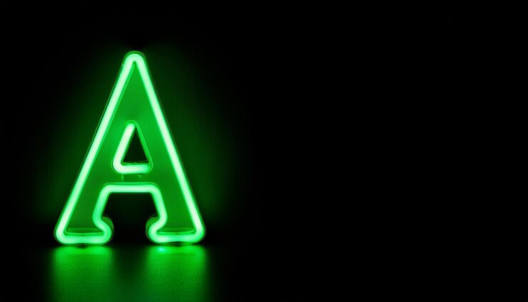 Foto letra a de color verde neón sobre fondo negro