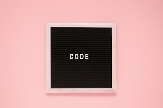 Letra de cor branca em código de palavra no fundo da placa de feltro preto
