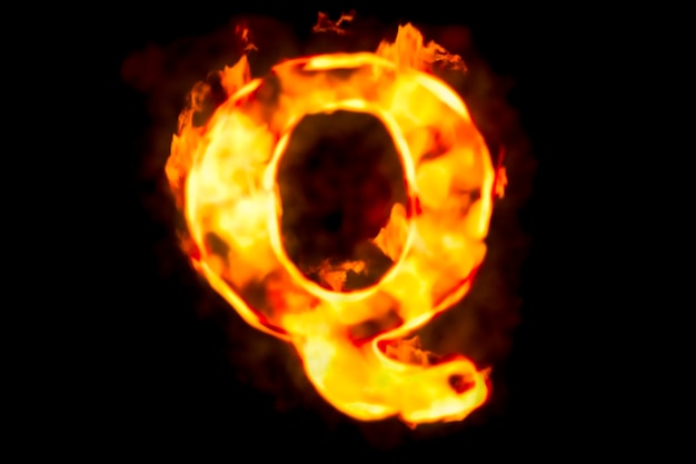 Letra de fogo Q de luz de chama ardente renderização 3D