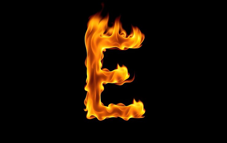 letra E en llamas de fuego en fondo negro alfabeto caliente letras de fuego quemando elementos de diseño de texto