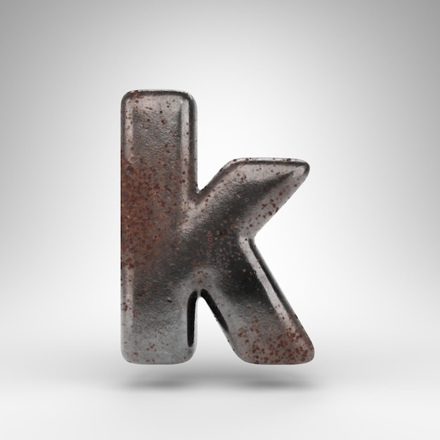 Letra K em minúsculas em fundo branco. Fonte renderizada 3D de metal enferrujado com textura oxidada.