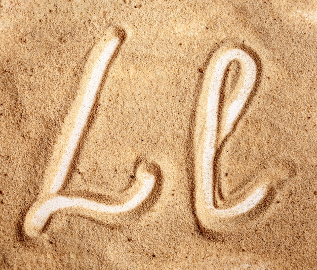 Letra l alfabeto manuscrito inglês na areia