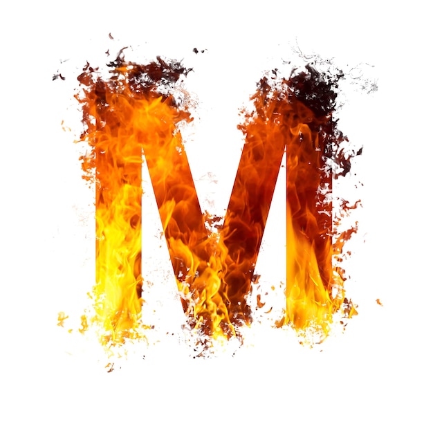 Foto letra m, hecha con llamas de fuego aisladas en blanco. fuente de llama de fuego del conjunto completo del alfabeto de letras mayúsculas.