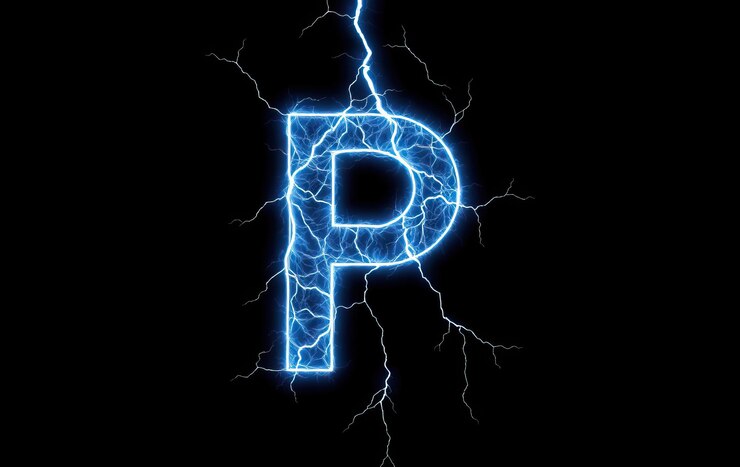 Foto letra de neón azul eléctrico p con efecto relámpago en fondo negro