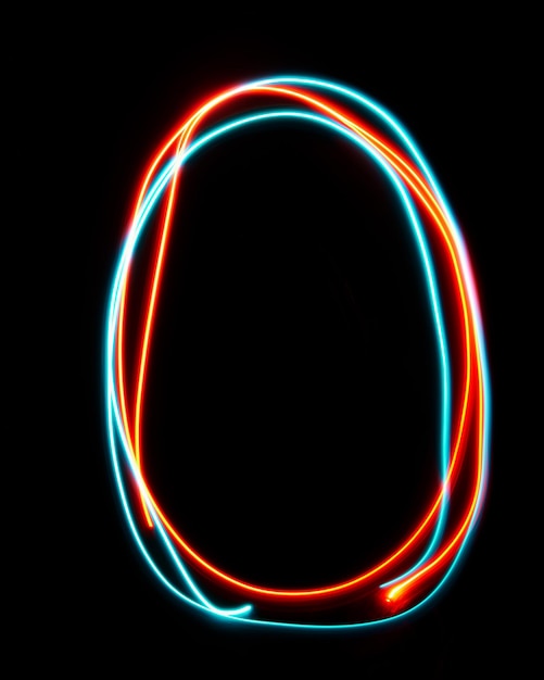 Foto letra o do alfabeto feita de neon assina a imagem de luz vermelha azul longa exposição com cor