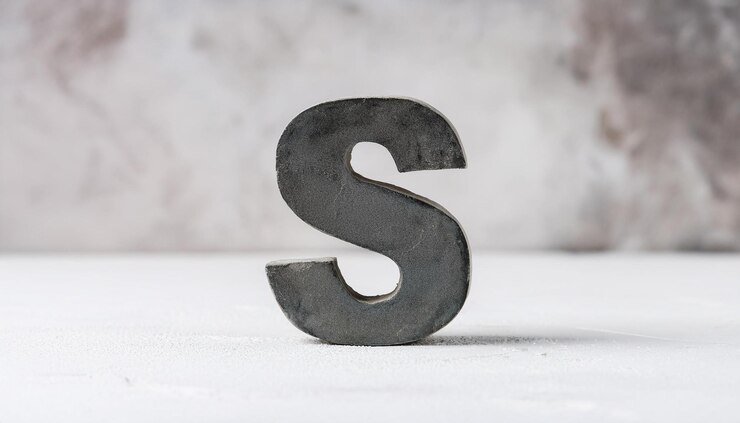Foto letra de piedra gris s en fondo blanco abstracto áspero pared grunge con grietas efecto arañazos
