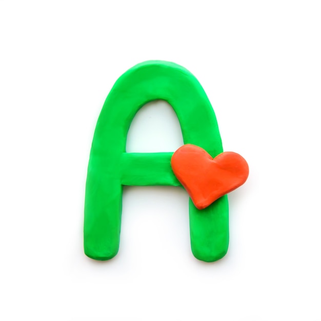 Letra de plastilina verde A alfabeto inglés con corazón rojo que significa amor